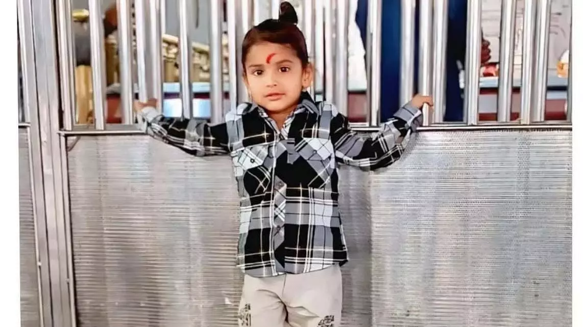 Indore : बहन के अंदर जाते ही बच्चा बालकनी से गिरा, मौत Indore : बहन के अंदर जाते ही बच्चा बालकनी से गिरा, मौत
