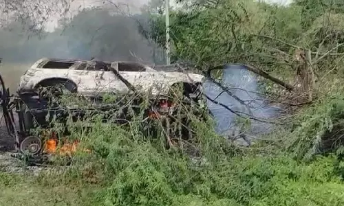 Rajasthan: बाइक सवार को बचाने के चक्कर में पलटी कार, मची अफरा-तफरी Rajasthan: बाइक सवार को बचाने के चक्कर में पलटी कार, मची अफरा-तफरी