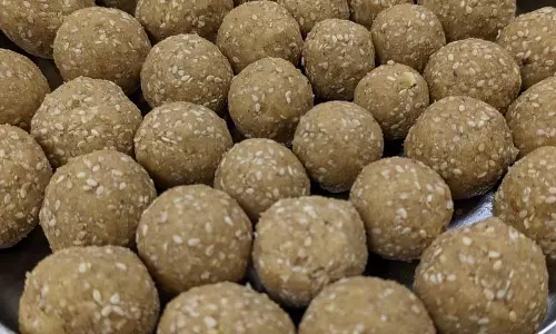Daliya Laddu: स्वादिष्ट और हेल्दी मीठा खाना है तो घर पर बनाएं ये लाजवाब डिश Daliya Laddu: स्वादिष्ट और हेल्दी मीठा खाना है तो घर पर बनाएं ये लाजवाब डिश