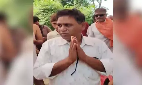 छात्रा ने छुट्टी मांगी तो टीचर ने देवी-देवताओं पर अभद्र टिप्पणी की, सस्पेंड