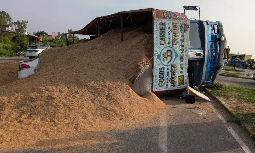Punjab : कार को बचाने के चक्कर में ट्रक पलटा, हाईवे पर अफरा-तफरी Punjab : कार को बचाने के चक्कर में ट्रक पलटा, हाईवे पर अफरा-तफरी