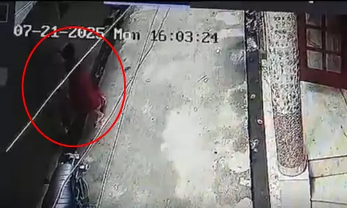 बाप रे करंट: दीवार से चिपकी बच्ची, फिर...LIVE वीडियो बाप रे करंट: दीवार से चिपकी बच्ची, फिर...LIVE वीडियो