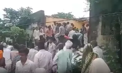 4 बच्चों की मौत, स्कूल की छत गिरने के बाद मची चीख-पुकार 4 बच्चों की मौत, स्कूल की छत गिरने के बाद मची चीख-पुकार