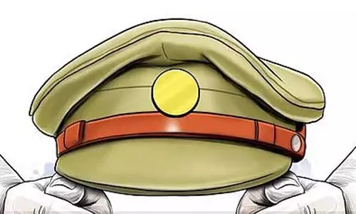 पेड्डापुरम में वेश्यावृत्ति रैकेट का भंडाफोड़, कांस्टेबल और होमगार्ड निलंबित पेड्डापुरम में वेश्यावृत्ति रैकेट का भंडाफोड़, कांस्टेबल और होमगार्ड निलंबित