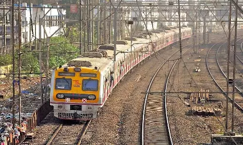 Mumbai : कोपर और दिवा स्टेशनों के बीच चलती ट्रेन से गिरकर यात्री की मौत