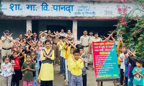 MP : आबकारी अधिकारियों ने इंदौर में स्कूली बच्चों में नशीली दवाओं के प्रति जागरूकता फैलाई