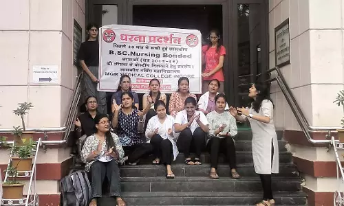 Indore : नियुक्ति में देरी को लेकर संविदा नर्सिंग छात्रों का प्रदर्शन Indore : नियुक्ति में देरी को लेकर संविदा नर्सिंग छात्रों का प्रदर्शन