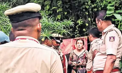 गोकर्ण गुफा: HC ने गुफा में रहने वाली रूसी महिला और बच्चों के निर्वासन पर रोक लगाई गोकर्ण गुफा: HC ने गुफा में रहने वाली रूसी महिला और बच्चों के निर्वासन पर रोक लगाई