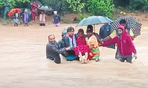 लगातार बारिश से Telangana के कई गांव जलमग्न, जलाशयों में पानी भर गया