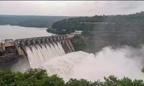 Andhra: श्रीशैलम बांध में भारी जलप्रवाह जारी Andhra: श्रीशैलम बांध में भारी जलप्रवाह जारी