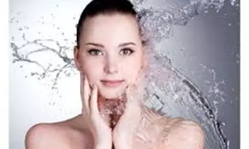 Beauty Tips: चेहरे पर गुलाब जल लगाने से क्या होता है, जानें इस्तेमाल का सही तरीका Beauty Tips: चेहरे पर गुलाब जल लगाने से क्या होता है, जानें इस्तेमाल का सही तरीका