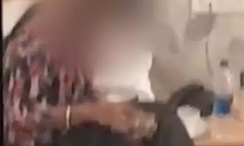 होटल मालिक को नोटिस, ड्रग्स ले रहीं युवती का वीडियो वायरल होटल मालिक को नोटिस, ड्रग्स ले रहीं युवती का वीडियो वायरल