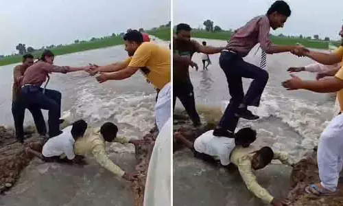 Moga: बारिश से प्रभावित सड़क पर ‘पाट’ बनाकर 35 स्कूली छात्रों को बाढ़ग्रस्त रास्ता पार करने में मदद की