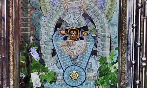 Tamil Nadu : मुथुकन मरिअम्मन मंदिर की सजावट पर 5 लाख खर्च