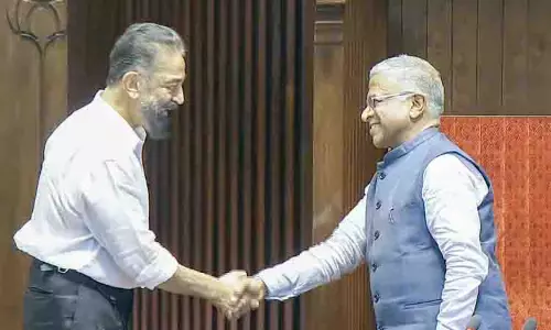 Kamal Haasan और तीन अन्य ने तमिल में ली राज्यसभा सांसद के रूप में शपथ Kamal Haasan और तीन अन्य ने तमिल में ली राज्यसभा सांसद के रूप में शपथ