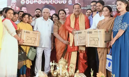 Yelahanka : तिपहिया वाहन, सिलाई मशीन वितरण Yelahanka : तिपहिया वाहन, सिलाई मशीन वितरण