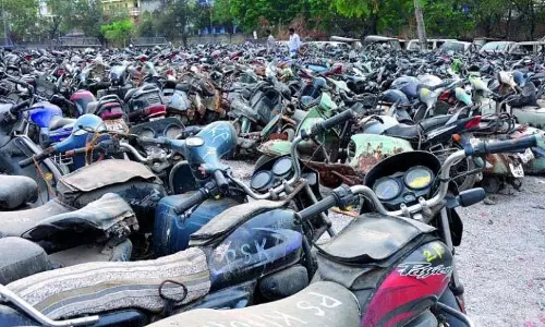 Hyderabad में कुछ पुराने कबाड़ वाहन
