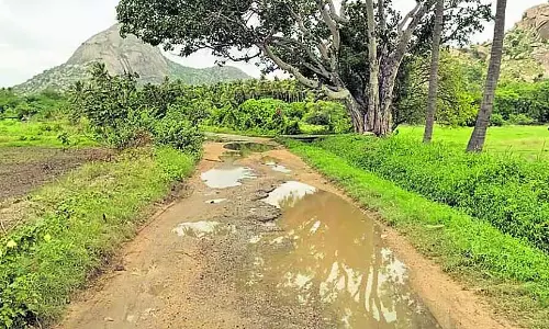 Madhugiri : कम्बथनहल्ली रोड पर सीवेज का पानी