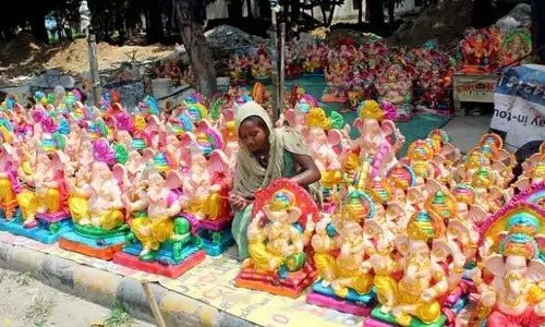 ‘इको-फ्रेंडली गणेश’ को बढ़ावा, पीओपी मूर्तियों पर सरकार की सख्ती ‘इको-फ्रेंडली गणेश’ को बढ़ावा, पीओपी मूर्तियों पर सरकार की सख्ती