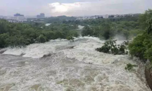 Hyderabad: दो जलाशयों में पानी का प्रवाह तेज हुआ, हुसैन सागर लबालब भर गया