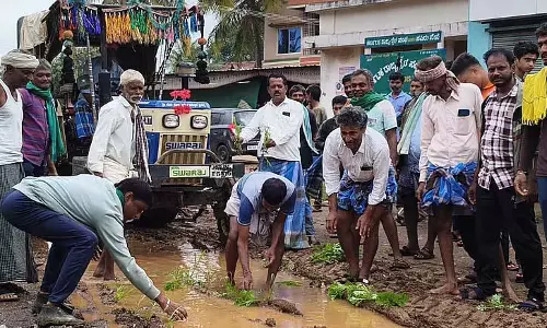Byadagi : सड़क पर पौधे लगाने पर आक्रोश Byadagi : सड़क पर पौधे लगाने पर आक्रोश