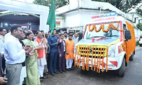 मुख्यमंत्री विष्णुदेव साय ने आधुनिक एम्बुलेंस को दिखायी हरी झंडी