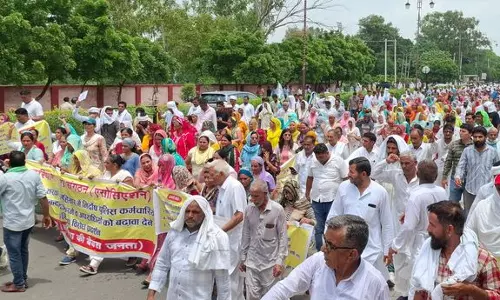 Hisar  सेवानिवृत्त पुलिसकर्मियों और किसानों ने पुलिसकर्मियों के खिलाफ एफआईआर वापस लेने की मांग की