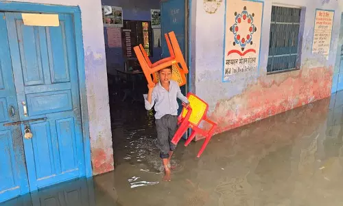झज्जर के सरकारी स्कूल में पानी भरने से स्कूल को अस्थायी रूप से स्थानांतरित करना पड़ा झज्जर के सरकारी स्कूल में पानी भरने से स्कूल को अस्थायी रूप से स्थानांतरित करना पड़ा