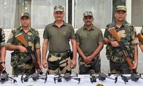 BSF ने 24 घंटे में 6 पाकिस्तानी ड्रोन को निष्क्रिय किया, पिस्तौल और हेरोइन बरामद BSF ने 24 घंटे में 6 पाकिस्तानी ड्रोन को निष्क्रिय किया, पिस्तौल और हेरोइन बरामद