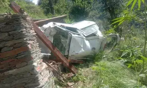 Himachal: कार के खाई में गिरने से 1 की मौत Himachal: कार के खाई में गिरने से 1 की मौत