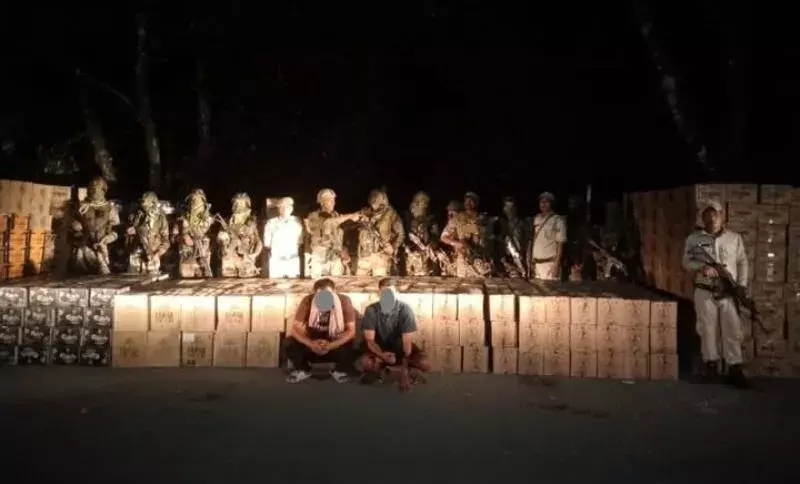 Manipur में NH-37 पर अवैध शराब की बड़ी खेप जब्त, दो आरोपी गिरफ्तार Manipur में NH-37 पर अवैध शराब की बड़ी खेप जब्त, दो आरोपी गिरफ्तार