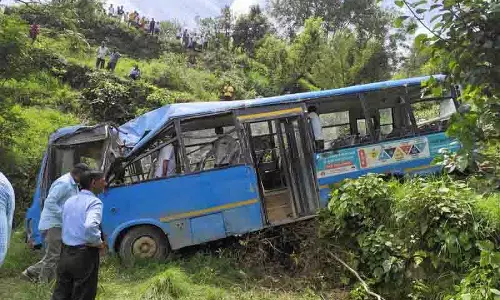 Sarkaghat में बस खाई में गिरने से 8 लोगों की मौत, 21 घायल Sarkaghat में बस खाई में गिरने से 8 लोगों की मौत, 21 घायल