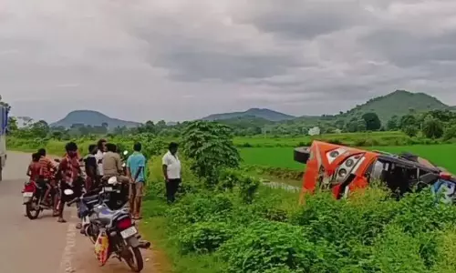 नयागढ़ में बस पलटी, 17 यात्री घायल, 4 की हालत गंभीर