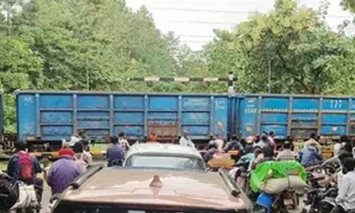 40 मिनट बंद रहा रेलवे फाटक, मालगाड़ी रोके जाने से परेशान हुए लोग 40 मिनट बंद रहा रेलवे फाटक, मालगाड़ी रोके जाने से परेशान हुए लोग