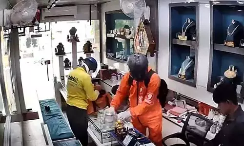 Ghaziabad : डिलीवरी एजेंट बनकर आए लुटेरों ने बंदूक की नोक पर सोने की दुकान लूटी Ghaziabad : डिलीवरी एजेंट बनकर आए लुटेरों ने बंदूक की नोक पर सोने की दुकान लूटी