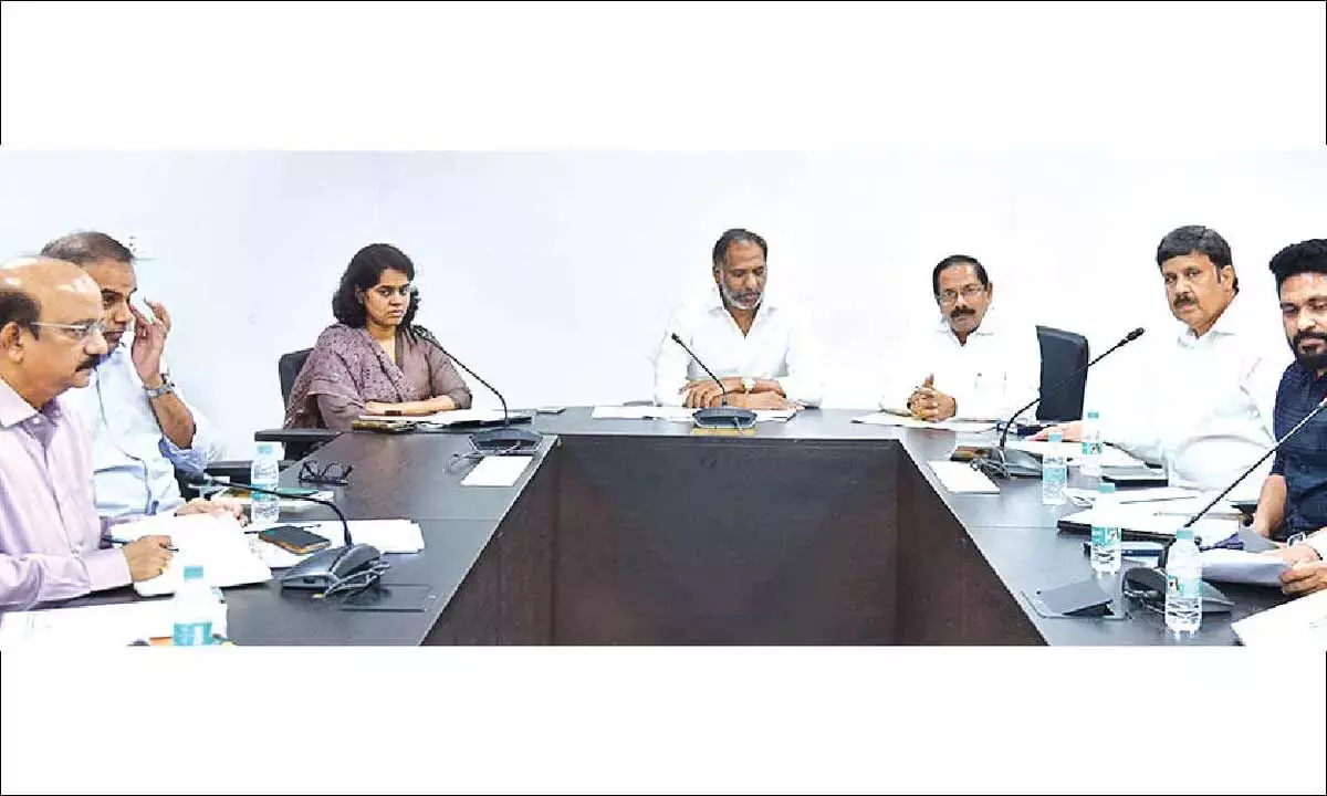 Andhra: ऊर्जा मंत्री ने हरित परियोजनाओं में तेजी लाने पर जोर दिया
