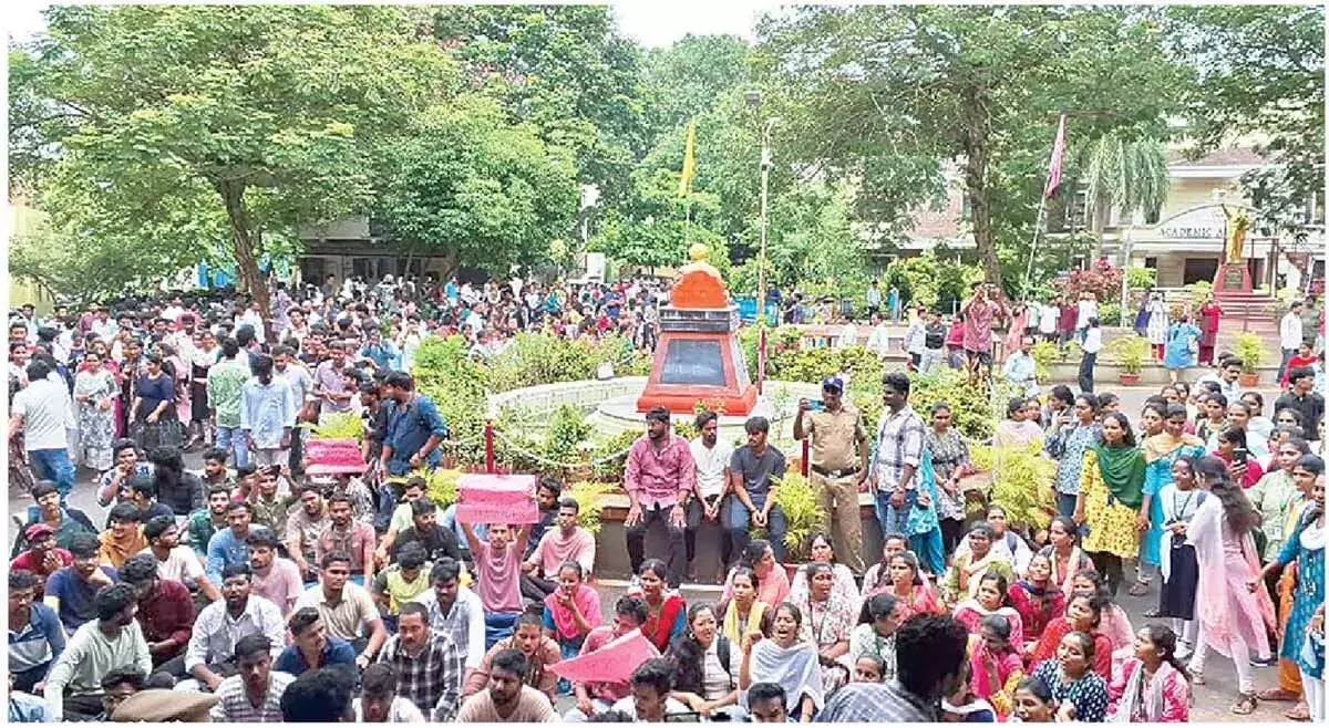 Andhra: छात्रावासियों ने घटिया भोजन और सुविधाओं की कमी की शिकायत की