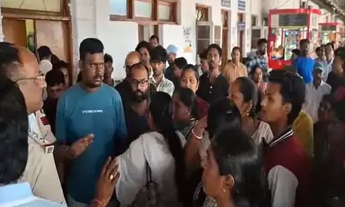 सिस्टर लड़कियां सप्लाई कर रही थी, रेलवे स्टेशन में हंगामा सिस्टर लड़कियां सप्लाई कर रही थी, रेलवे स्टेशन में हंगामा
