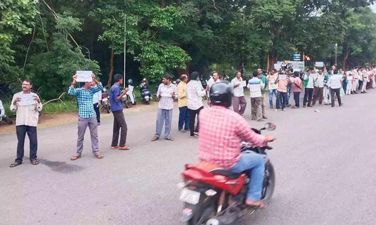 Andhra: यूनियन नेताओं और विस्थापित परिवारों ने धरना दिया Andhra: यूनियन नेताओं और विस्थापित परिवारों ने धरना दिया