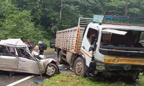 ट्रक और कार के बीच भीषण टक्कर; चार लोगों की मौके पर ही मौत ट्रक और कार के बीच भीषण टक्कर; चार लोगों की मौके पर ही मौत