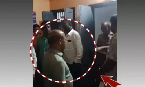 पूर्व बीजद विधायक के समर्थक की गिरफ्तारी पर ओडिशा पुलिस स्टेशन में विवाद पूर्व बीजद विधायक के समर्थक की गिरफ्तारी पर ओडिशा पुलिस स्टेशन में विवाद