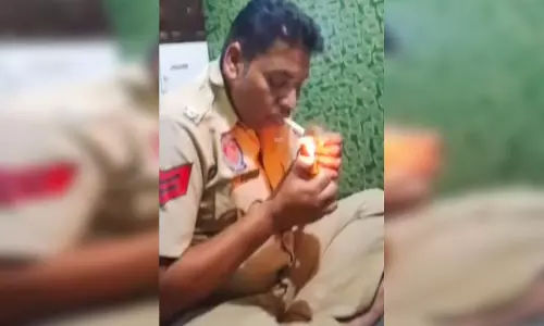 पुलिस कांस्टेबल मुश्किल में फंसे, ऐसा वीडियो सामने आ गया...