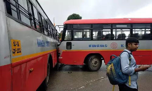 बसों की आमने-सामने की टक्कर: 11 लोग घायल बसों की आमने-सामने की टक्कर: 11 लोग घायल