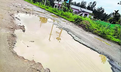 सड़क पर गड्ढे: यातायात की समस्या