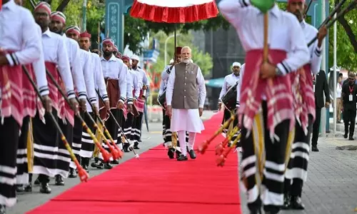 PM Modi ने अतिथि पुस्तिका पर हस्ताक्षर किए, एमएनडीएफ बैंड के साथ मालदीव के राष्ट्रपति के कार्यालय पहुंचे