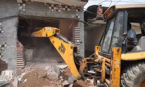 Jalandhar: ड्रग तस्कर का अवैध ढांचा ढहाया गया Jalandhar: ड्रग तस्कर का अवैध ढांचा ढहाया गया