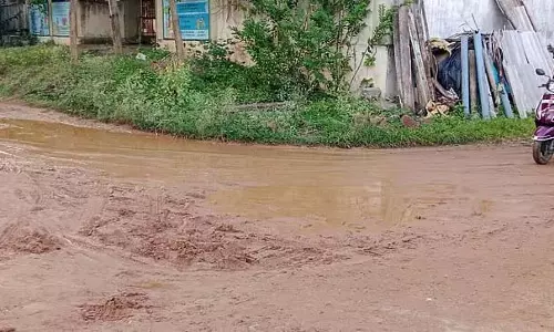 Karnataka : क्षतिग्रस्त सड़क की मरम्मत की मांग Karnataka : क्षतिग्रस्त सड़क की मरम्मत की मांग