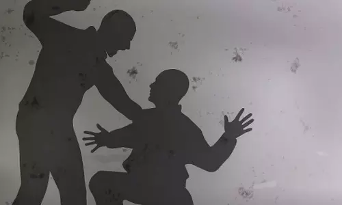 ईर्ष्यालु आइसक्रीम विक्रेता ने युवक पर ब्लेड से हमला किया, गिरफ्तार ईर्ष्यालु आइसक्रीम विक्रेता ने युवक पर ब्लेड से हमला किया, गिरफ्तार