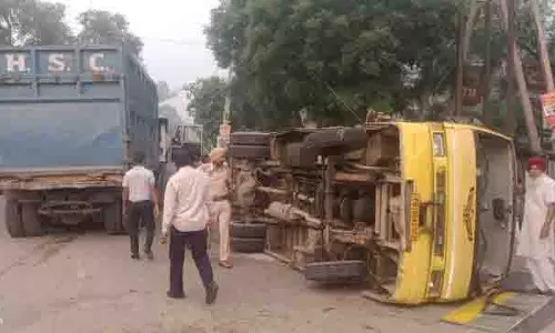 Ludhiana: टिप्पर से टकराने के बाद मिनी बस पलटी, 19 घायल