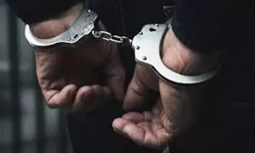 Dhanbad में स्कूल बस ने दो युवकों को रौंदा, एक की हालत नाजुक, चालक हिरासत में